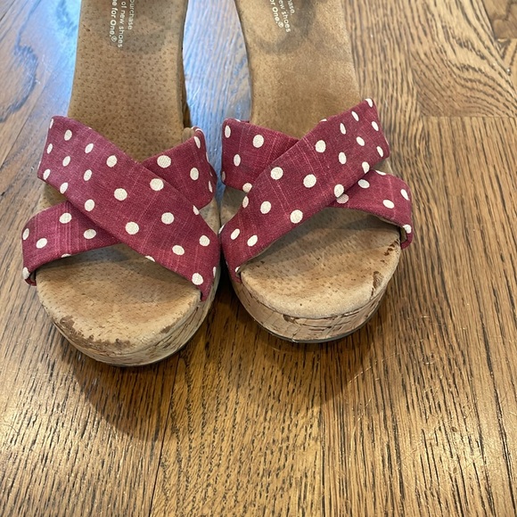 Tom’s Red Polka Dot Linen Wedge Sandals - Picture 3 of 5